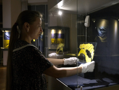 З космосу та з луганського полону: на новій виставці музей показує сучасну історію за допомогою прапорів